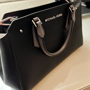 Sold🔻Michael kors selma satchel